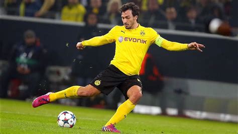 Mats hummels own goal proved the difference on the night. Mats Hummels Plays Quarterback.. - YouTube