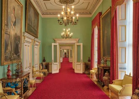Buckingham Palace Is Undergoing Renovations Photos London Residence