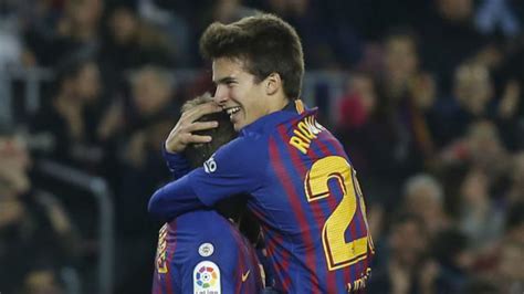 Riqui puig hat auch in der premier league einen verehrer. FC Barcelona: Riqui Puig, un 'loco bajito' anda suelto por ...