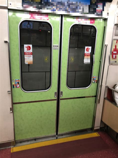 Osaka metro co., ltd.）は、大阪府大阪市内およびその周辺地域で地下鉄および中量軌道（新交通システム）を運営する軌道・鉄道事業者である。 愛称及びブランド名はosaka metro（オオサカ メトロ）。 大阪メトロ御堂筋線の21系リフレッシュ改造車両のドアです ...