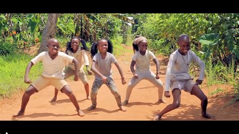 Niños Africanos Bailando Merengue Youtube