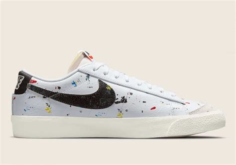 This pair features a predominately grey upper with black mesh being used on the toe box, tongue and heel tab. La Nike Blazer Low '77 adopte le thème "Paint Splatter ...