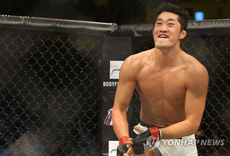 정찬성 이전까지 ufc에 가장 성공한 한국인 파이터였다.41 ufc 114에서 아미르 사돌라를 꺾으며 웰터급 미들 컨텐더로서 확실히 자리를 잡았다. UFC 김동현, 6월 17일 싱가포르서 코빙턴과 대전 | 연합뉴스