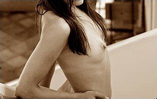 Free Porn Pics Of Beautiful Model Renee Perez Poses Naked For Camera Mypornstarbook Net