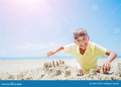 Muchacho Feliz Que Se Divierte En La Playa Tropical Imagen De Archivo Imagen De Cielo Azul