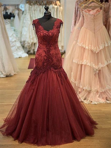 An dieser stelle biete ich mein hochzeitskleid in bordeauxrot an. Saray Brautmoden: Maßgeschneiderte Brautkleider, Anzüge ...