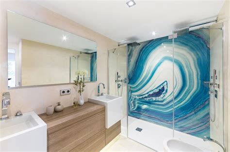 Die wasserundurchlässigen beläge sind ideal für feuchträume und in vielen varianten erhältlich. designer badezimmer mit duschbereich und gemusterter ...