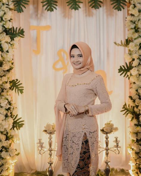 Untuk anda yang tidak memakai hijab, kebaya lengan pendek dapat. √ 50+ Kebaya Hijab Modern Terbaru untuk Beragam Acara