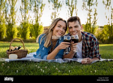 Prise Dun Beau Couple Sur Le Parc Faire Un Pique Nique Et De Boire Du Vin Photo Stock Alamy