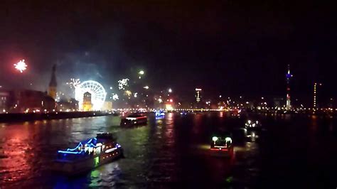 Die jahreswende feiert man traditionell mit der familie oder mit engen. Silvester / Neujahr 2013 in Düsseldorf - Altstadt / Deutschland - YouTube
