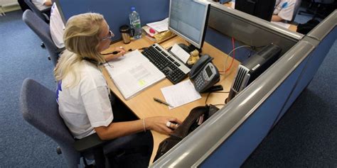 Ihre kleinen fahren in ihrem eigenen jeep durch den park u. Arbeitsamt vermittelt Callcenter-Agenten: Zwang zu ...