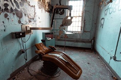 废弃的纽约Creedmoor精神病院 建于 年和美国其它精神病院一样曾因对精神病人的虐待而闻名由于地理位置这里曾关押过诸多名人如Lou ReedBud Powell