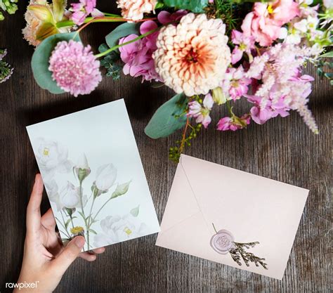 Download Download premium psd of Woman holding a card mockup by a bouquet of (มีรูปภาพ)