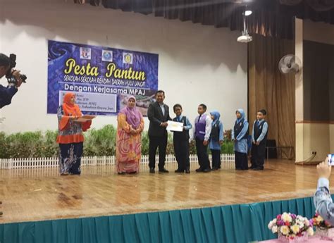 Terbang rendah burung tempua guru baru yang datang mengajar di sekolah dan masih belum mengenal satu sama lain tentu akan. Pesta Pantun Sekolah-Sekolah Rendah Daerah Hulu Langat ...