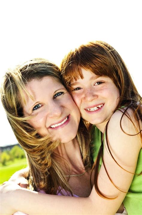 Abrazo De La Madre Y De La Hija Imagen De Archivo Imagen De Hermoso