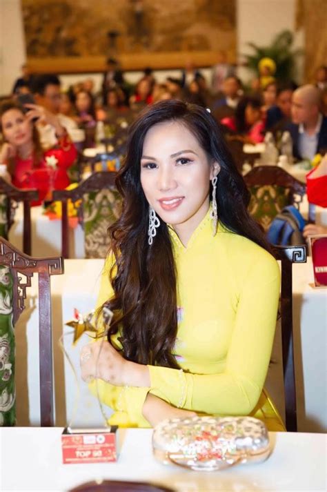 Việt quang sinh năm 1977, từng là nghệ sĩ gắn liền với thế hệ 7x, 8x khi sở hữu nhiều bài hit: Ca sĩ Việt Quang và Á hậu Natalie Nga kết hợp trở lại ...