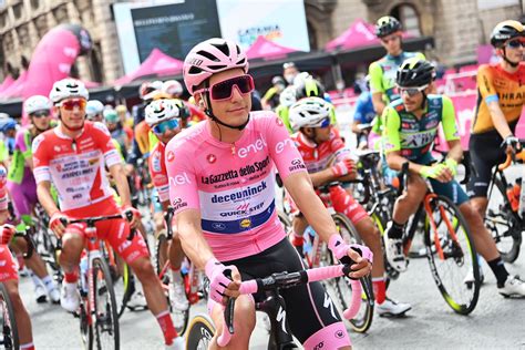 May 27, 2021 · almeida rides for evenepoel on the 11th stage, the day of the strade bianche. Giro d'Italia 2021. Evenepoel i Almeida chcą wtrącić swoje ...