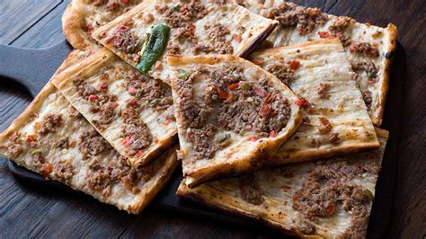 Derin bir kaba 4 buçuk su bardağı un ve buna ilave olarak 1 yemek kaşığı tepeleme un koyun. Etli Ekmek - Pratik, Nefis ve Lezzetli Tarifler