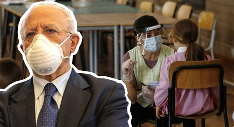 Campania darà una card di avvenuta vaccinazione. "Napoli dovrebbe essere zona rossa", ma lockdown ...