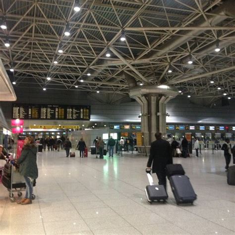 O aeroporto internacional de lisboa é formado por dois terminais (t1 e t2), sendo o terminal 2 usado apenas para as partidas dos voos das seguintes companhias aéreas: Aeroporto de Lisboa - Partidas / Departures - Terminal 1