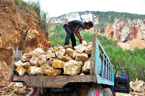 Contohnya adalah perusahaan batu bara yang mengeruk fosil di endapan bumi untuk kemudian diolah menjadi sumber bahan bakar yang. Kaitan Kemiskinan, Industrialisasi dan Deplesi Sumber Daya ...