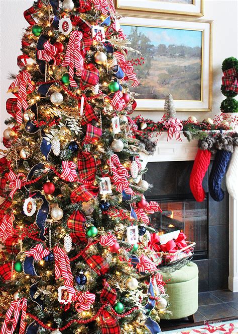 Love the healthy color of this tree! Traditional Plaid Christmas Tree Decorations - A holiday ...