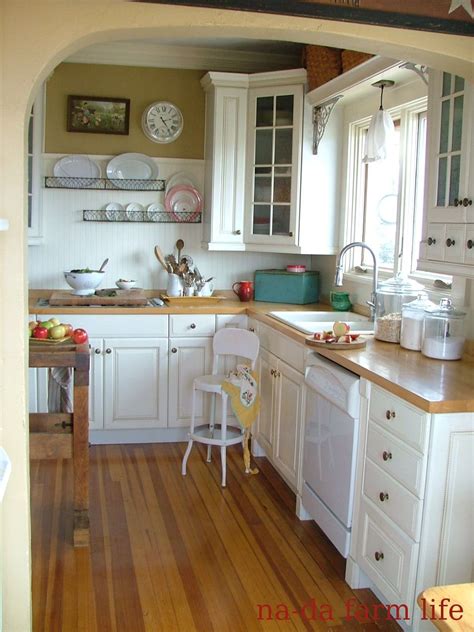Naturally laid back, open and inviting, farmhouse style delivers a comfortable look filled with charm. Pin by Patty Pollard on Kitchen Style | Small cottage ...