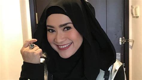 Penyanyi dangdut ikke nurjanah lama tak kelihatan di layar kaca. Intip 7 Foto Ikke Nurjanah yang Mantap Berhijab dan Makin ...