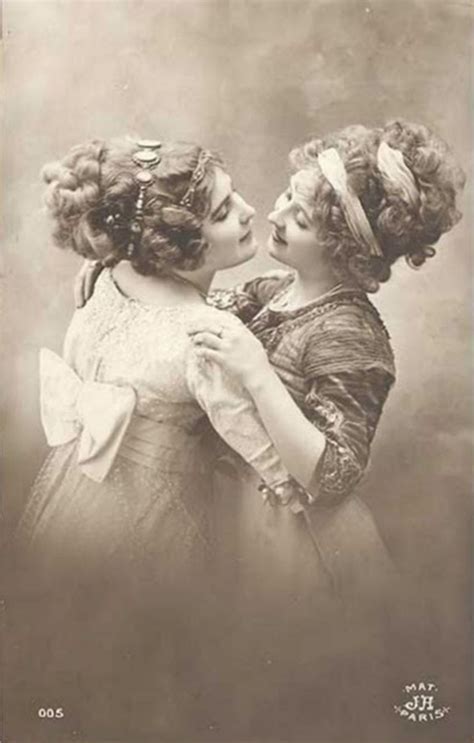Secret Lesbians 16 Romantic Photographs Of Queer Women Couples From