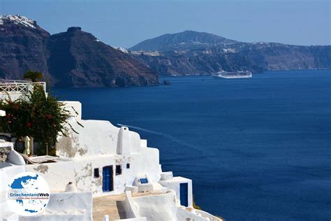 Foto über ansicht von oia und von windmühlen santorini, die kykladen, griechenland. Fotos - Bilder Santorin | Kykladen Griechenland