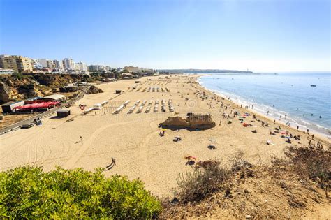 A piscina está sem água, a receção não existe e parece um lugar fantasma. Praia Da Rocha In Portimao, Portugal Stock Photo - Image ...