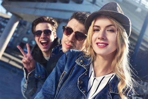 Retrato De Un Grupo Sonriente Y Sonriente Amigo En Gafas Foto De Stock Crushpixel