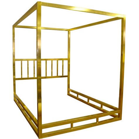 This canopy metal frame bed with posters is a classic bed design that pairs perfectly with a variety of home interiors. Queen Size Modern Brass Canopy Bed at 1stdibs