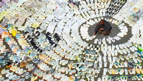 Gap is finally showing off a first look at its new yeezy collection with kanye west nearly a year after the retailer signed the rapper. Kanye West's Yeezy Sneakers Did $1.3 Billion Last Year ...