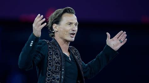 Petter stordalen is a service, zodiac sign: En suksesshistorie om inkludering, Petter Stordalen på NHOs årskonferanse 2018 - YouTube