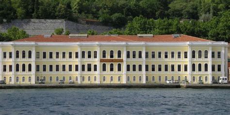 İlber ortaylı hukuk fakültesinde tarih dersi vermektedir ve bir öğrenciye inanılmaz bir ayar vermiştir. Galatasaray Üniversitesi İç Sınavı - Özel Saint Benoît ...