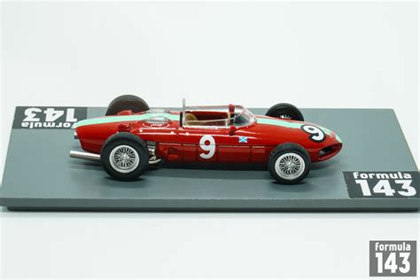 Pour la saison 1962, ce moteur était initialement à 120°, sauf au grand prix d'allemagne sur la voiture de rodriguez et en italie sur la voiture de bandini, où il fût à 60° (pour abaisser le centre de gravité sur ces circuits. 1962 Ferrari 156 Ireland - formula143