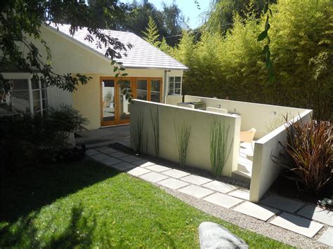 Use the right plants and hardscapes to turn the ordinary into something quite. Functional Front Yards for Entertaining - Landscaping Network