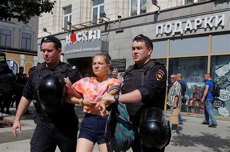 Russia Protests Police Beat Arrest Hundreds At Moscow Rally Photo Video Unian