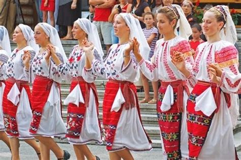 Romanians Folk Dance Traditional Dresses Eastern Europe Traditional