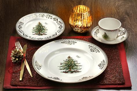 Christmas tree was one of the most important designs for the spode company, successful from the moment of its introduction in 1938. Christmas Tree - Collections - Spode USA | Spode christmas ...