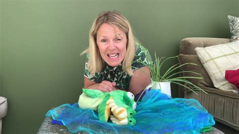 There was a freshwater crocodile in the australia zoo that was between 120 and 140 years old when it died. Crocodile songs - YouTube