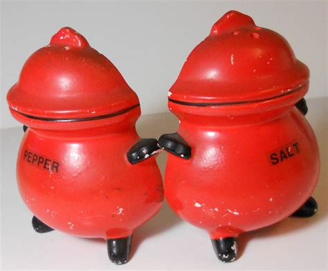 Vintage Salt And Pepper Kettle Cooker 2 Pc Ceramic Japan Stuffed