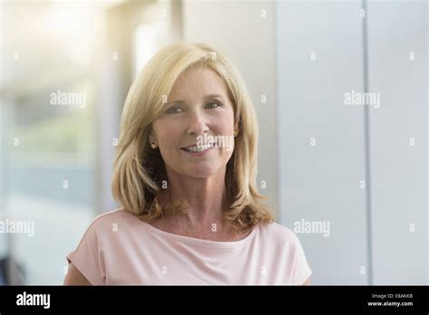 Reife Frau Mit Blonden Haaren Porträt Stockfotografie Alamy