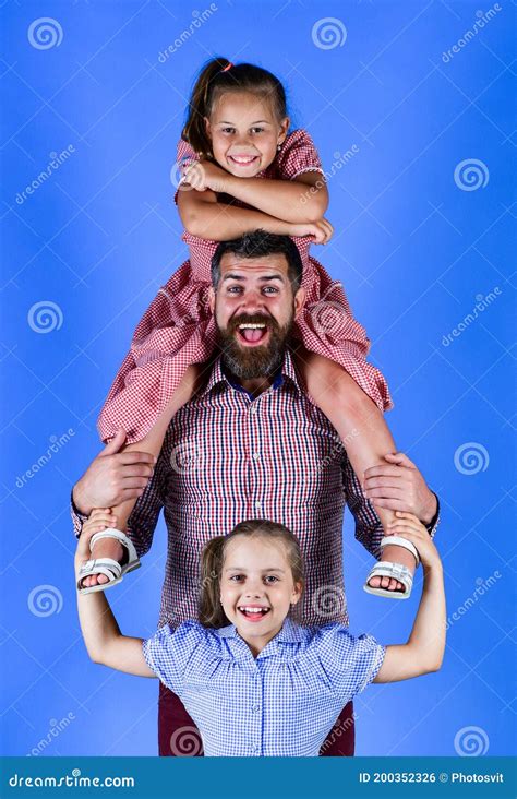 Padre Y Sus Hijas Dos Hijas Con Su Querido Padre Divertirse Juntos
