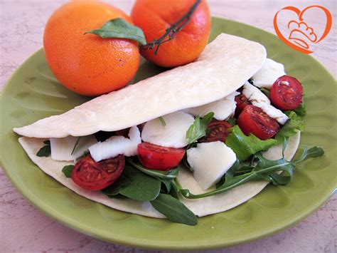 Prendete la piadina la spessa di riccione piadina e versare un paio di cucchiai di passata di pomodoro. Piadina con mozzarella ,pomodoro ed insalata - Cuoca Per ...