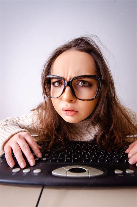 A Garota Nerd Engraçada Trabalhando No Computador Garota Nerd Engraçada