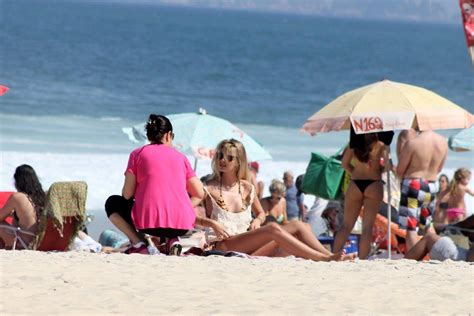 yasmin brunet se bronzeia na praia da barra da tijuca no rio fotos r7 famosos e tv
