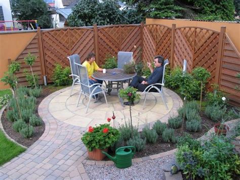 In einem kiesgarten wirken vor allem größere bereiche offener, natürlicher und im wahrsten sinne des wortes nicht so zugepflastert, wie es bei geschlossenen pflasterflächen der fall wäre. Sitzecke im garten mit kies