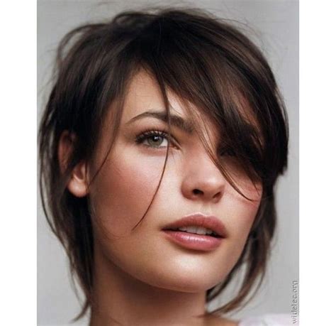 Carré effilé court, long, plongeant ou déstructuré, tout est possible avec cette technique de coupe idéale pour les cheveux épais. Épinglé sur coupe carré déstructuré